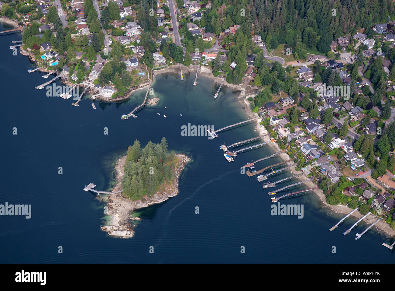 Luftaufnahme auf der luxuriösen Wohnungen im tiefen Bucht am Meer Einlass. In North Vancouver, British Columbia, Kanada, während die Sommer morgens genommen. Stockfoto