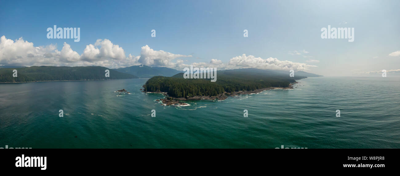 Schöne Antenne Panoramablick auf die Landschaft der Rocky Pazifik Küste im Süden von Vancouver Island an einem sonnigen Sommertag. Zwischen V Stockfoto