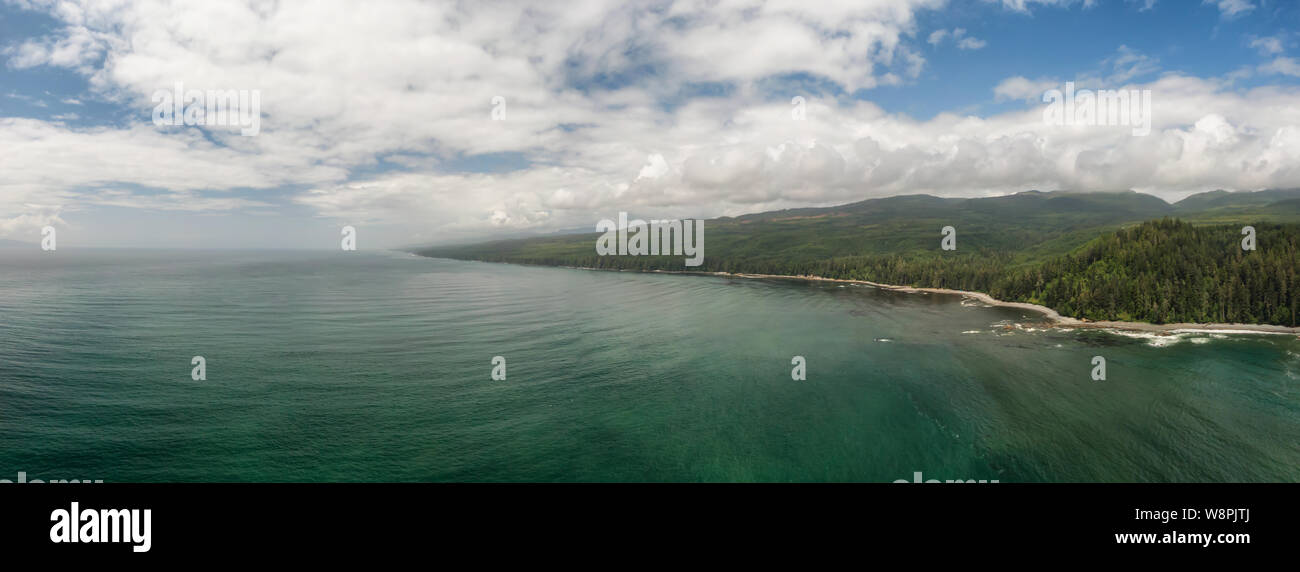 Schöne Antenne Panoramablick auf die Landschaft der Rocky Pazifik Küste im Süden von Vancouver Island an einem sonnigen Sommertag. Zwischen V Stockfoto