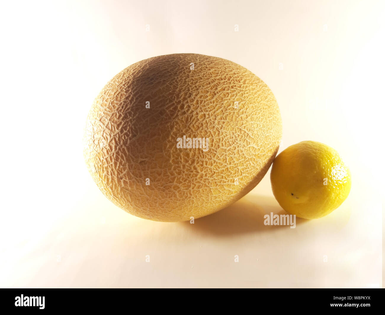 Gelbe Melone und Zitrone, weißen Hintergrund. Vegetarisch, Diät Lebensmittel, Foto Stockfoto