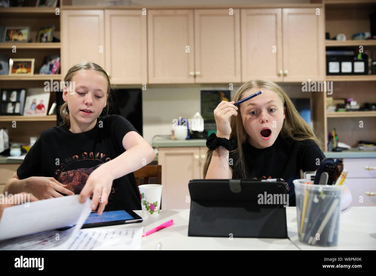 New Jersey, USA. 13. Juli, 2019. Lynn Berat's Tochter Lee (R) Praktiken Chinesisch im Haus ihres chinesischen Lehrer in Bernards von New Jersey, USA, 13. Juli 2019. Lynn Berat, der zwei PhDs hält von der Yale Universität, Art der 'gezwungen' ihre neun Töchter Mandarin von Kindheit, um sie gut vorbereitet auf das, was Sie als "Bürger der Welt zu haben, zu lernen." Quelle: Wang Ying/Xinhua/Alamy leben Nachrichten Stockfoto