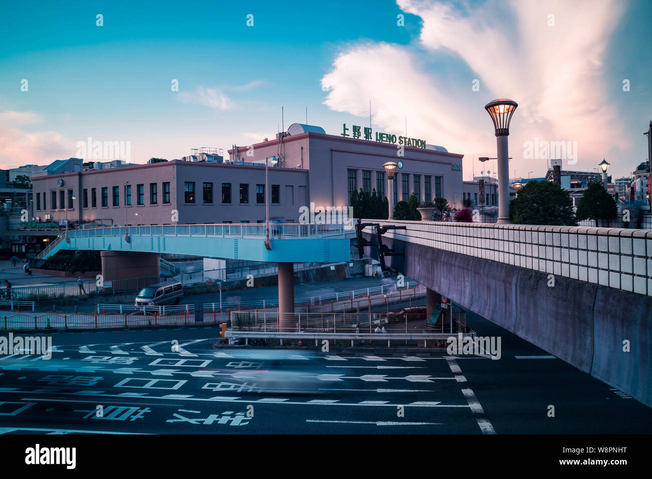 Anzeigen von Ueno Station Kreuzung vor Sonnenuntergang. Bewegungsunschärfe. Querformat. Stockfoto