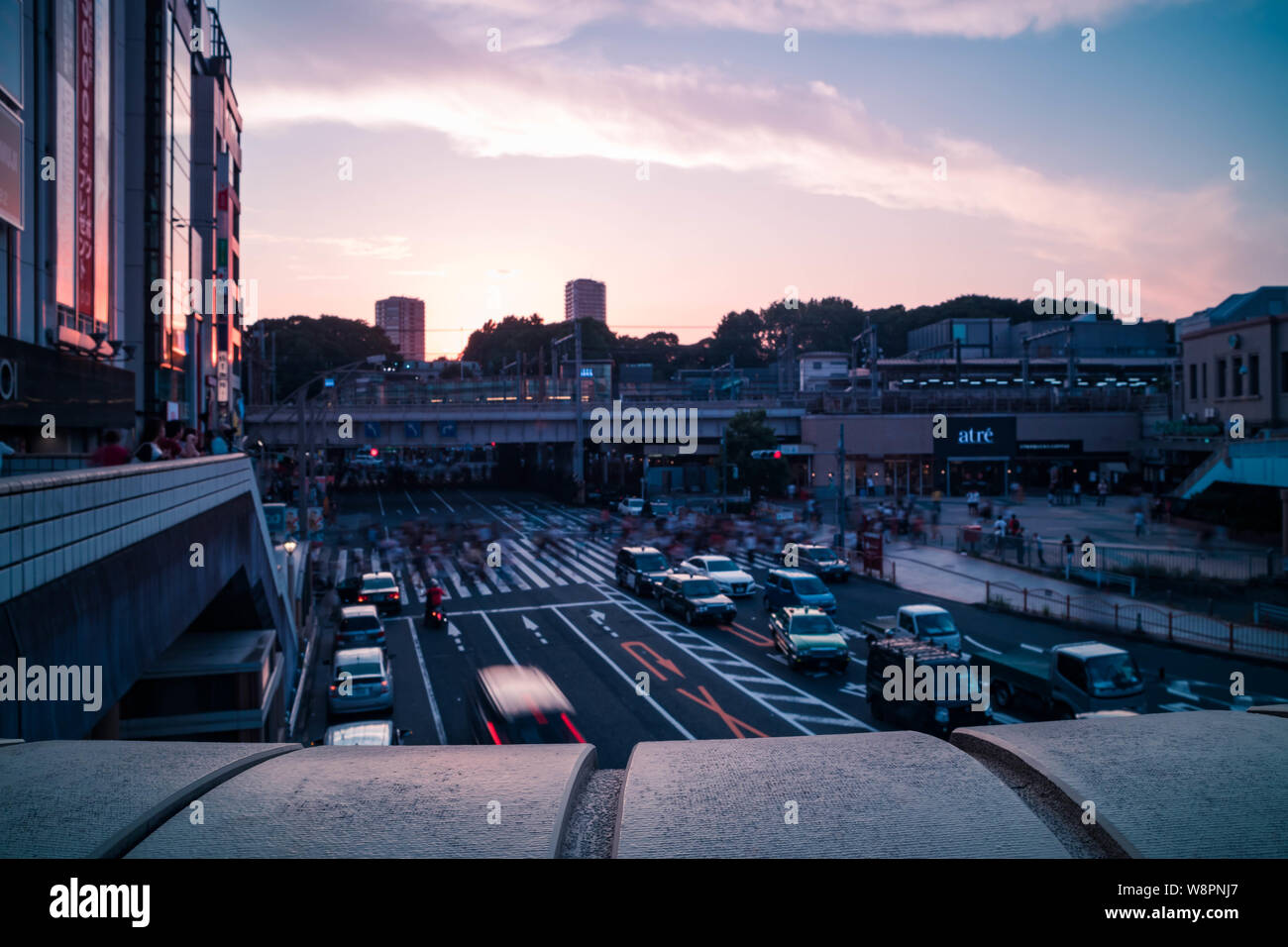 Anzeigen von Ueno Station Kreuzung vor Sonnenuntergang. Bewegungsunschärfe. Querformat. Stockfoto