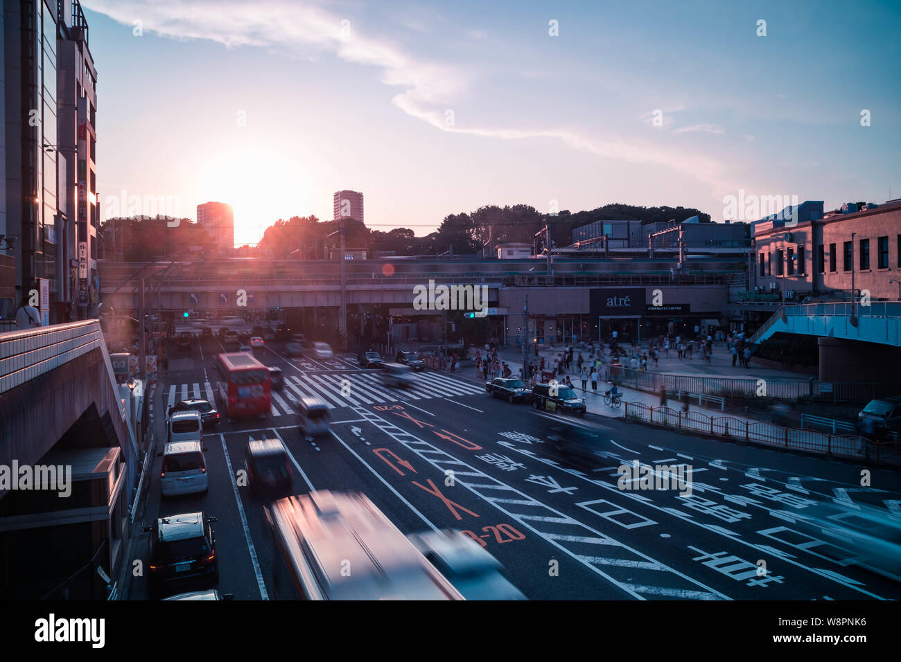 Anzeigen von Ueno Station Kreuzung vor Sonnenuntergang. Bewegungsunschärfe. Querformat. Stockfoto