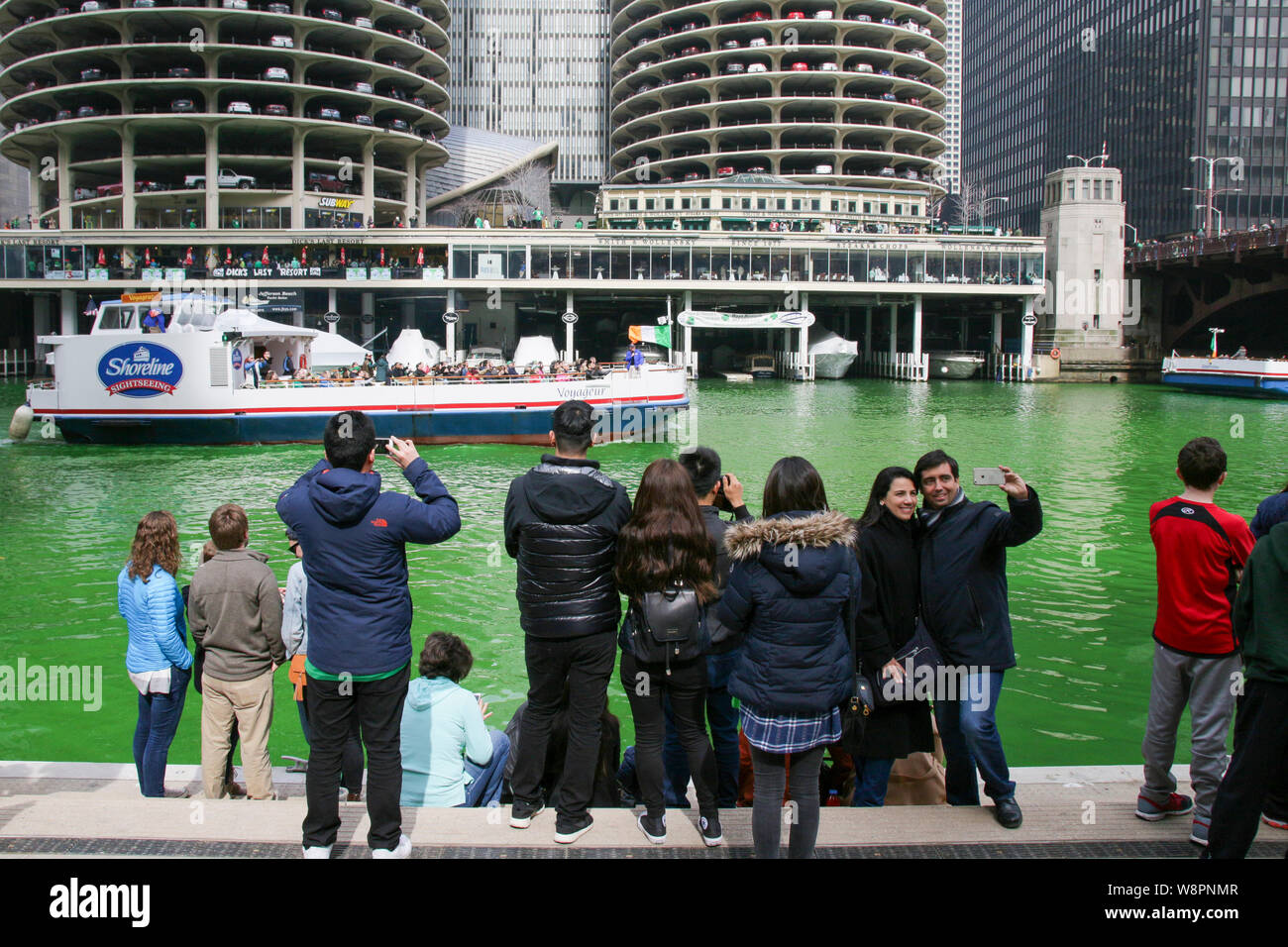 Die Menschen feiern St. Patrick's Day auf Chicago Riverwalk, Fluss gefärbt grün. Stockfoto
