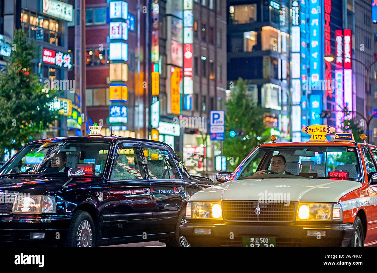 Taxis Kabukicho Shinjuku Tokyo Japan bei Nacht Stockfoto