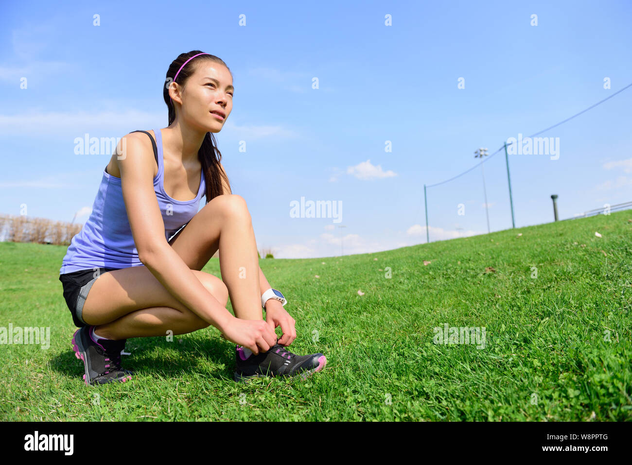 Junge sportliche Frau runner Vorbereitung am Morgen in der schönen Natur. Wellness und gesunden Lebensstil Konzept mit gemischten Rennen asiatischen Kaukasischen weibliche Modell gehen. Stockfoto