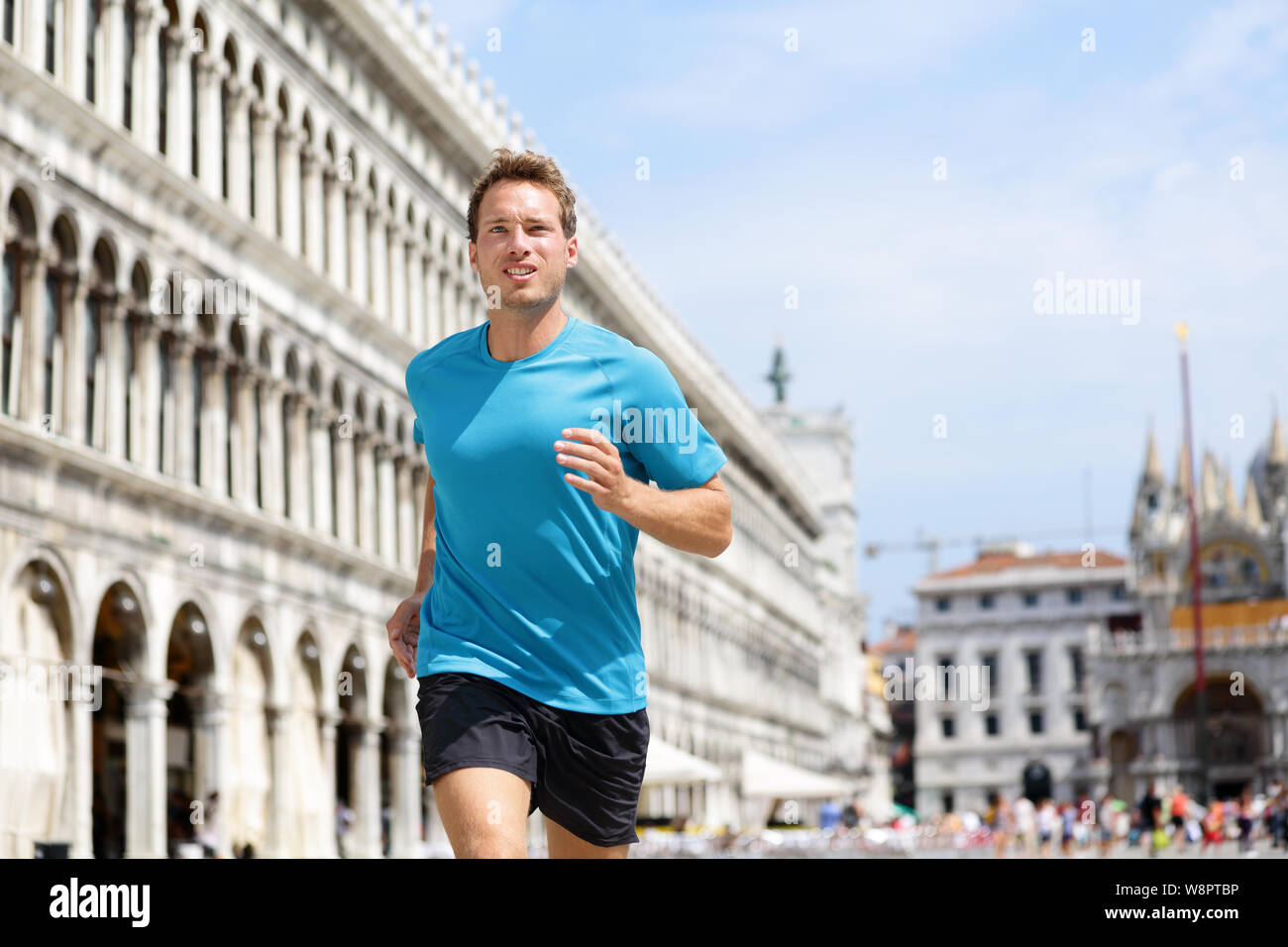 Laufen runner Mann joggen in Venedig. Männliche Sportler Training auf Reisen Urlaub als Tourist auf der Piazza San Marco, Venedig, Italien, Europa. Stockfoto