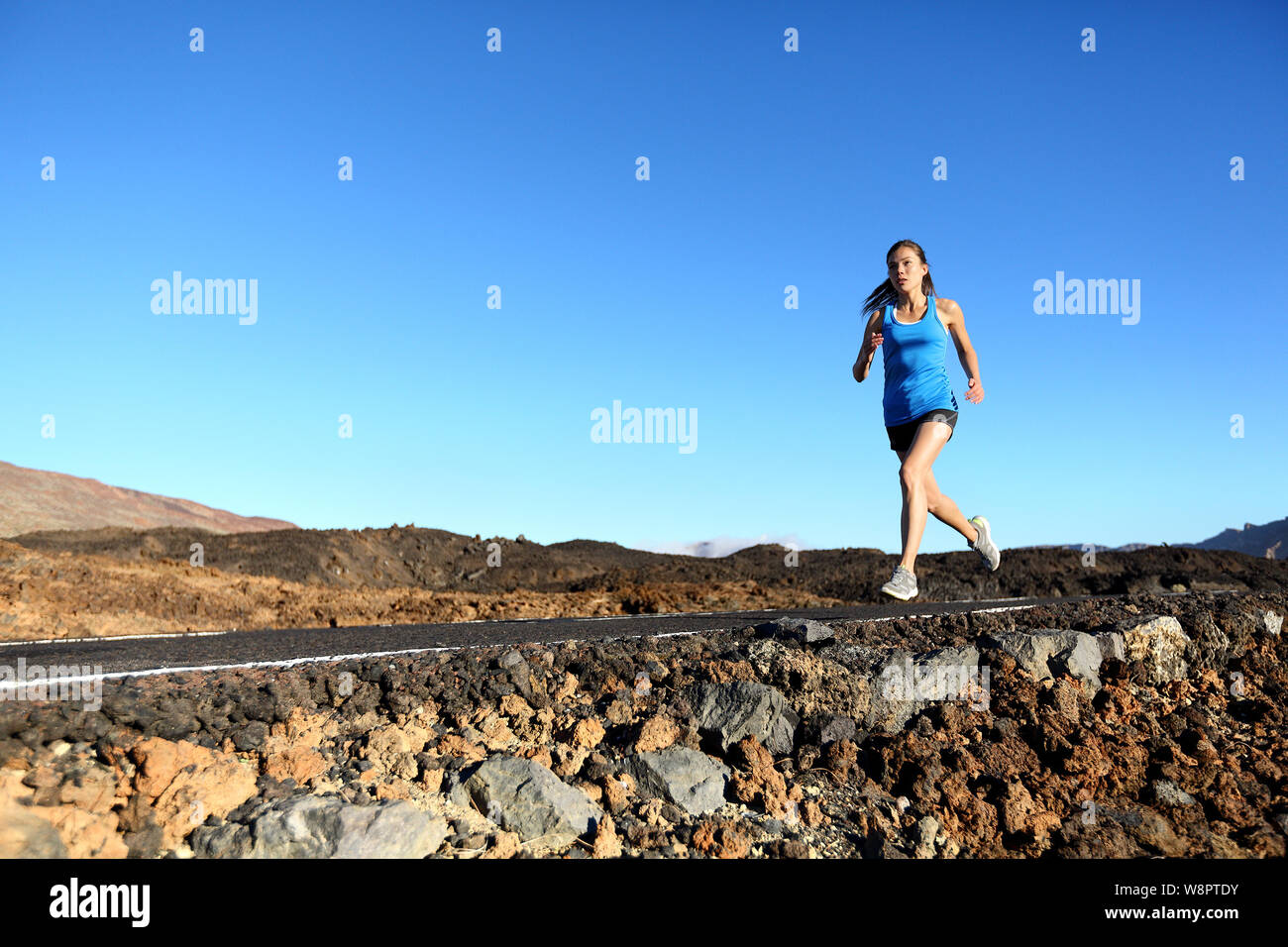 Läuft Frau - Läuferin joggen draußen auf der Straße Training für Marathon laufen als Teil der gesunden Lebensstil im Freien Training im Sommer. Gemischte Rasse asiatischen Kaukasischen Modell. Stockfoto