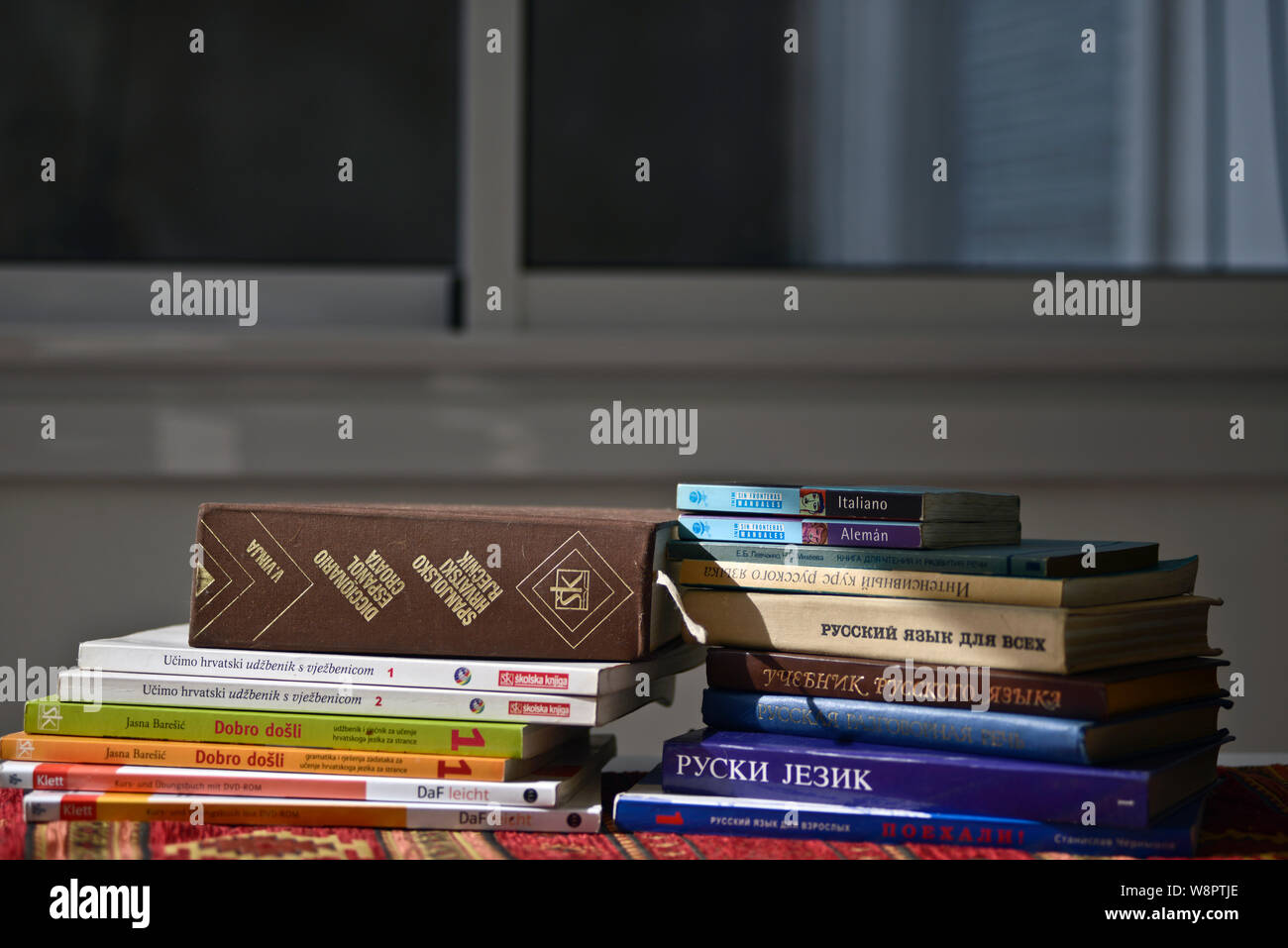 Lehrbücher und Lexika: Kroatisch, Deutsch, Russisch und Italienisch Stockfoto