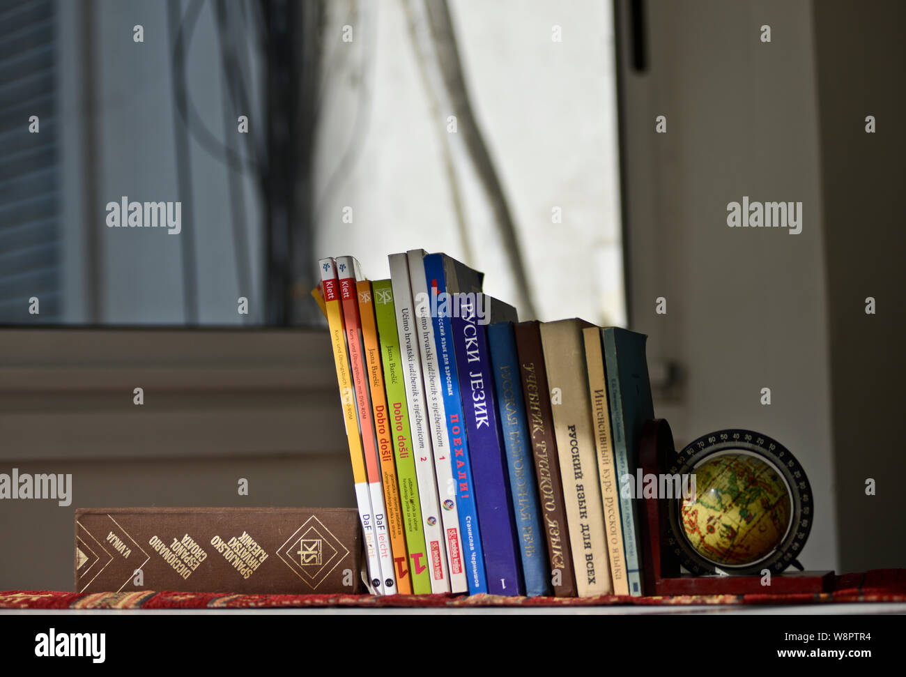 Lehrbücher und Lexika: Kroatisch, Deutsch, Russisch und Italienisch Stockfoto