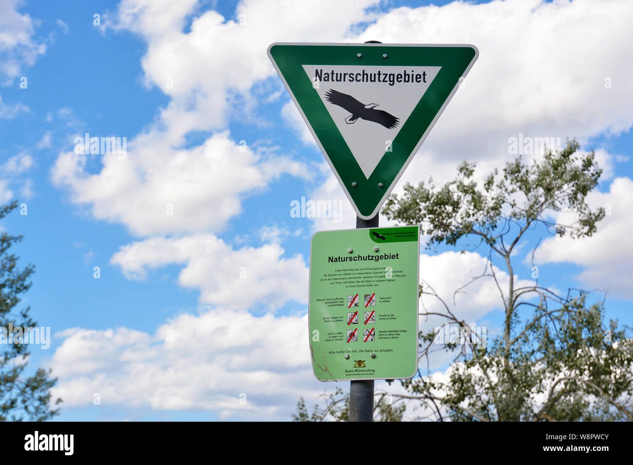 Grünes Schild mit Adler und mit Verhaltensregeln für Deutsche Naturschutzgebiet, geschützten Bereich innerhalb Deutschlands Bundesnaturschutzgesetz Stockfoto