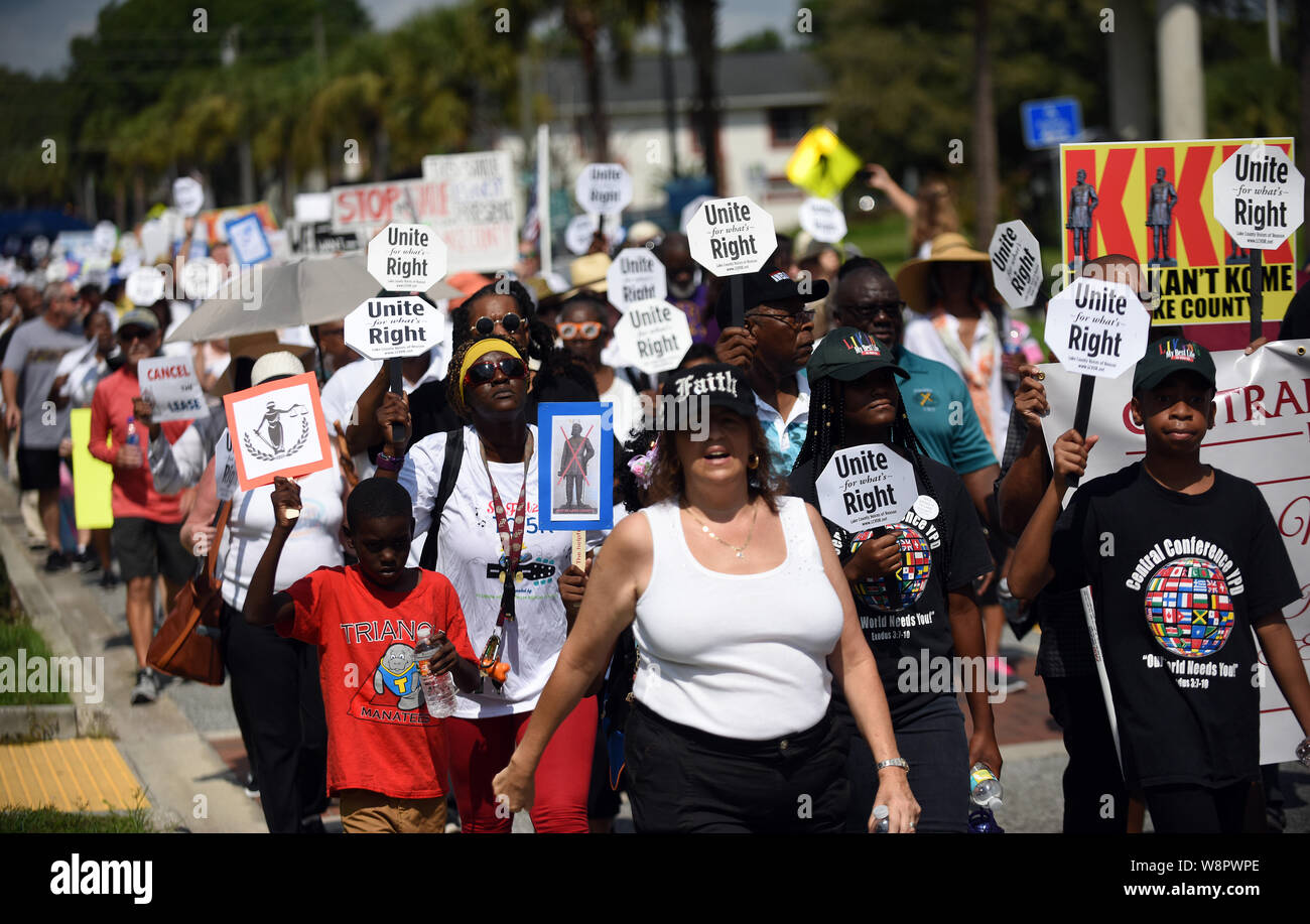 Tavares, United States. 10 Aug, 2019. August 10, 2019 - Tavares, Florida, United States - Protest in einem Vereinen für das, was die Rechten Marsch gegen die Platzierung der Konföderierten Statue von General Edmund Kirby Smith im Lake County Historical Museum. Lokale Führer wählte 3-2 die Statue der konföderierte General, die in der National Statuary Hall an der U.S. Capitol wurde zu Hause und wird im nächsten Jahr mit einem der afrikanischen amerikanischen Erzieher und Bürgerrechtler Mary McLeod Bethune ersetzt. Credit: Paul Hennessy/Alamy leben Nachrichten Stockfoto