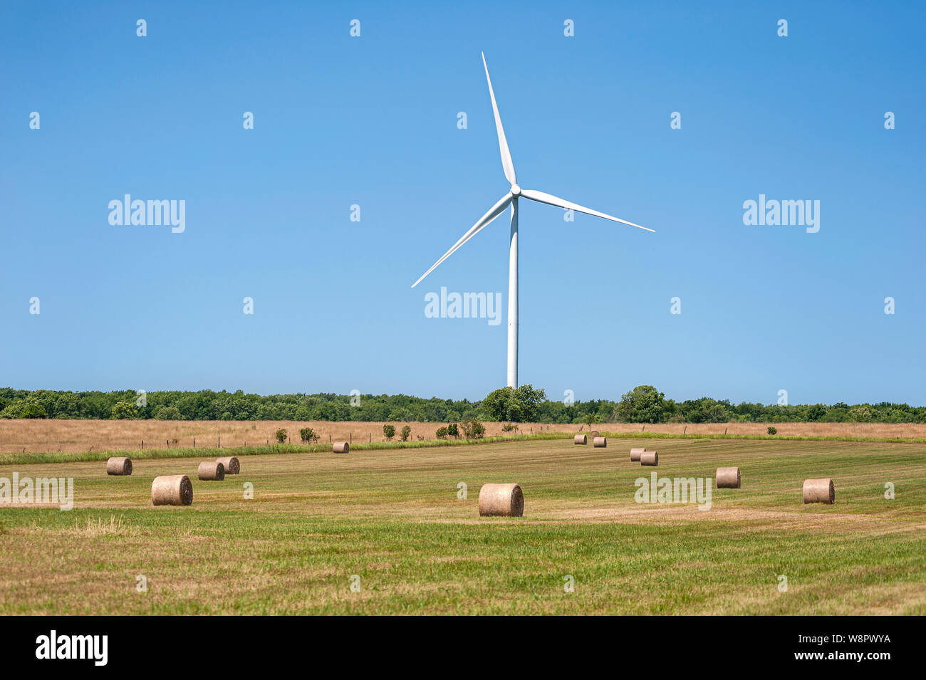 Einzelne Windenergieanlage und Bereich der Heuballen Stockfoto