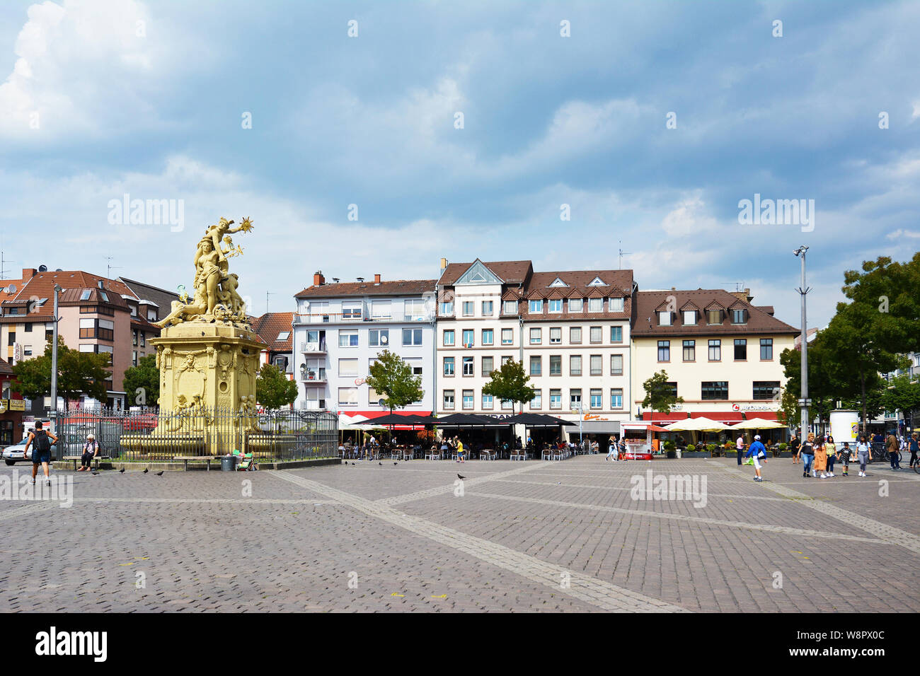 Mannheim Marktplatz Platz mit Brunnen mit sculpure Gottes Merkur, Schutzgöttin und Rhein von Peter van den Branden und Cafés im Freien Stockfoto