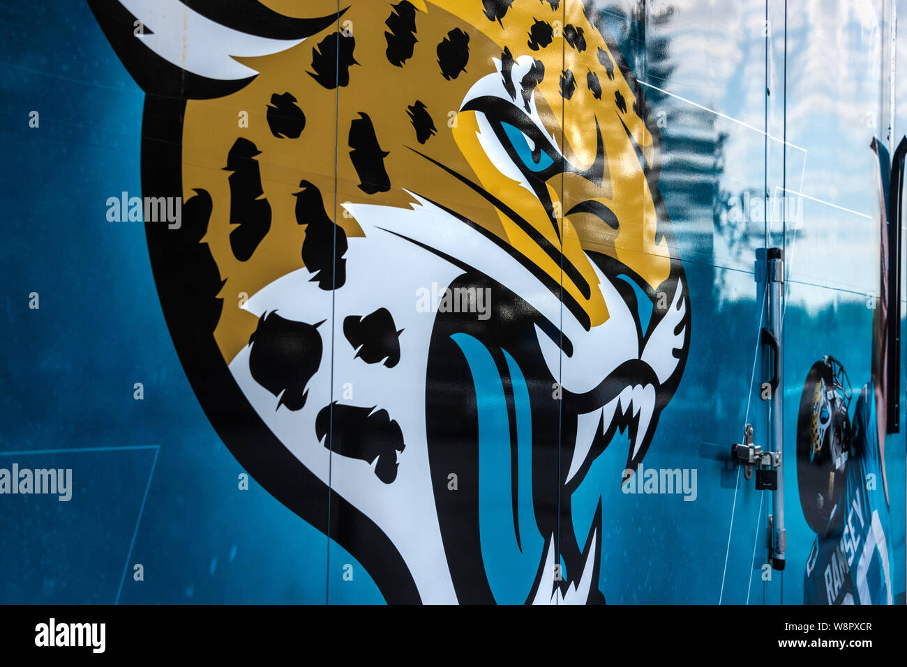 NFL Jacksonville Jaguars Grafiken auf einem team Truck in der tiaa Bank Feld in der Innenstadt von Jacksonville, Florida. (USA) Stockfoto