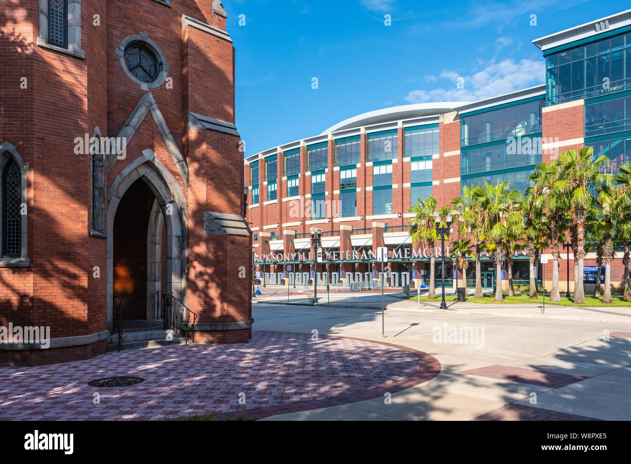 Ansicht des VyStar Veterans Memorial Arena (ehemals die Jacksonville Veterans Memorial Arena) aus der alten St. Andrew's in Jacksonville, Florida. (USA) Stockfoto