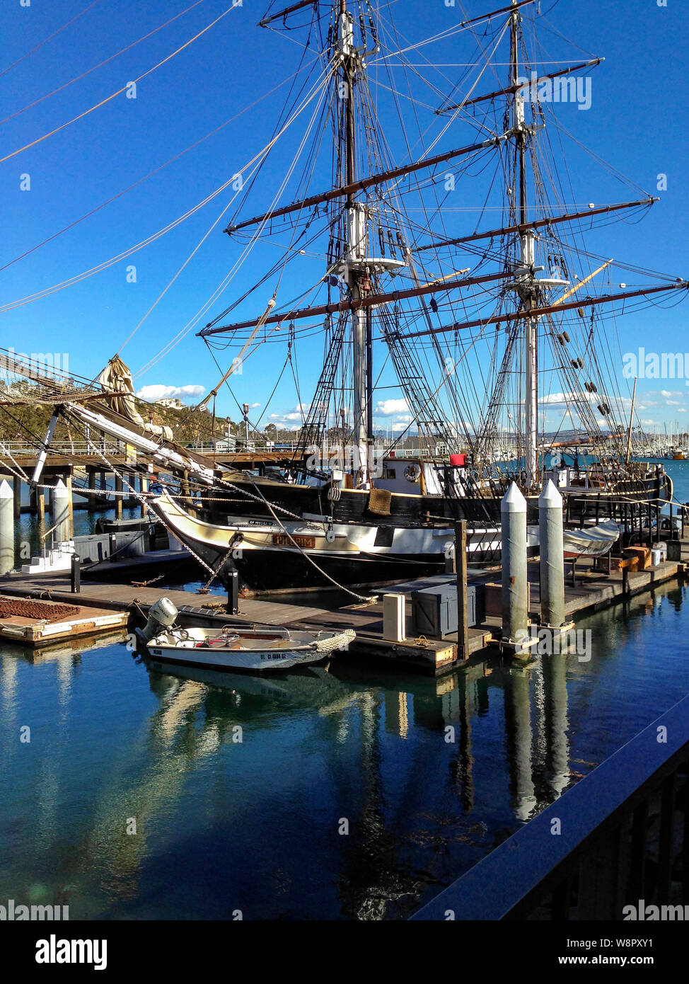 Dana Point, CA/USA-Feb 1, 2016: Replik von Segeln brig Pilgrim, mit Reflexionen des Tall Ship im Wasser. Stockfoto