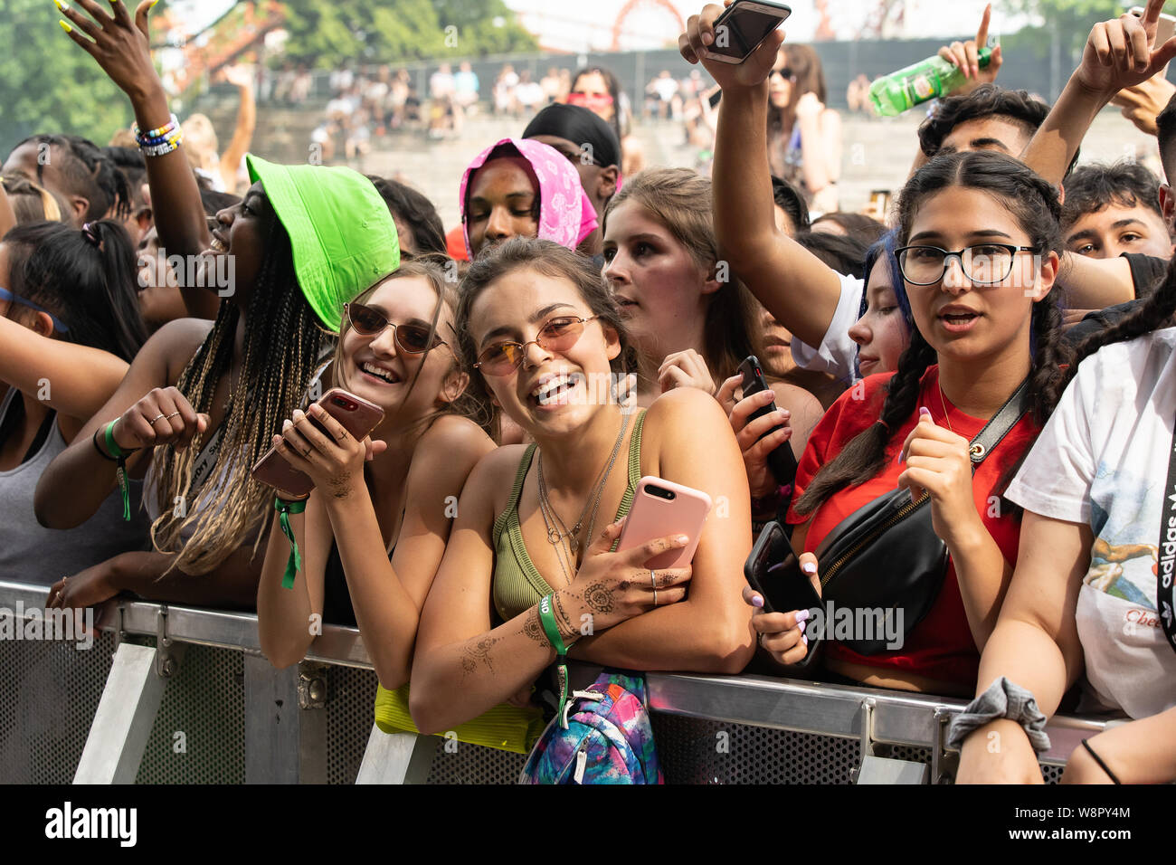 Aufgeregt Festivalbesucher bei Breakout Festival in der PNE Amphitheater in Vancouver, BC am 16. Juni, 2019 Stockfoto