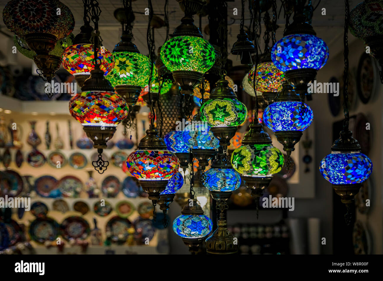Traditionelle bunte Dekorative vintage Türkisch orientalische Lampen zum  Verkauf in einem der vielen Souvenir Geschäfte in Kotor in Montenegro  Stockfotografie - Alamy