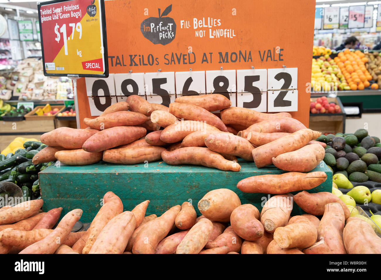 Unperfekte Süßkartoffeln in einem Harris Farm Supermarkt in Sydney, Australien, mit dem Verkauf von unvollkommenem Obst werden Lebensmittelverschwendung reduziert Stockfoto