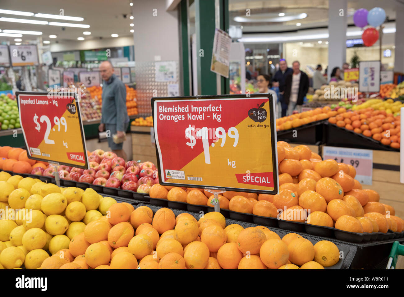 Unreine, unvollkommene Orangen, die in einem australischen Supermarkt in Sydney, Australien, verkauft werden, tragen dazu bei, die Lebensmittelverschwendung zu reduzieren Stockfoto