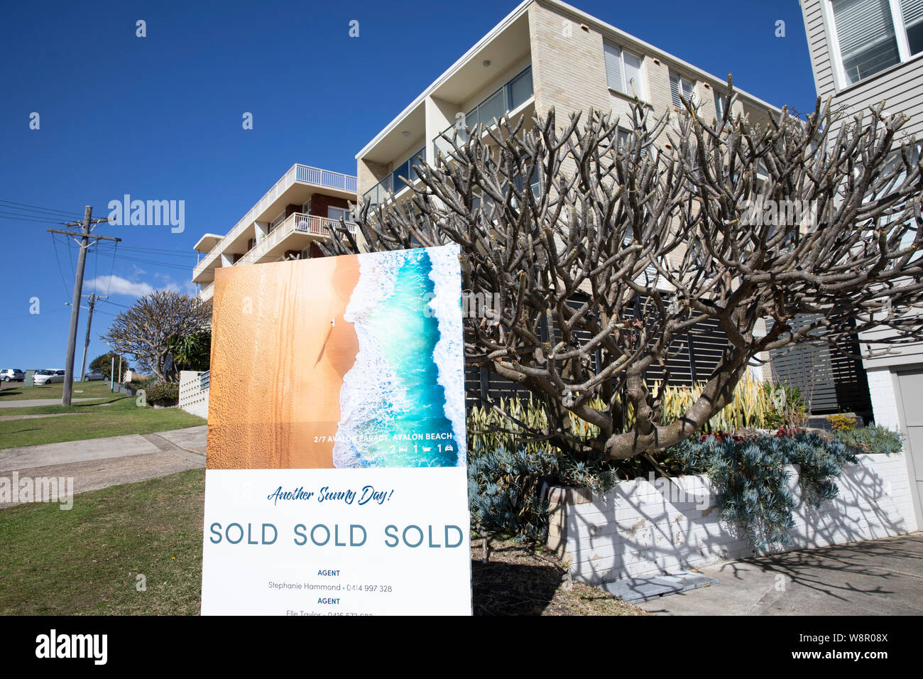 Australische Immobilien verkauft Board außerhalb einer verkauft Apartment an der Küste in Avalon Beach, Sydney, Australien Stockfoto