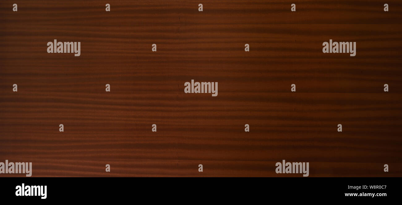 Natürliche braune Holz panel mit markanten Holzmaserung in einem full frame Panoramablick Hintergrund Textur und Muster Stockfoto