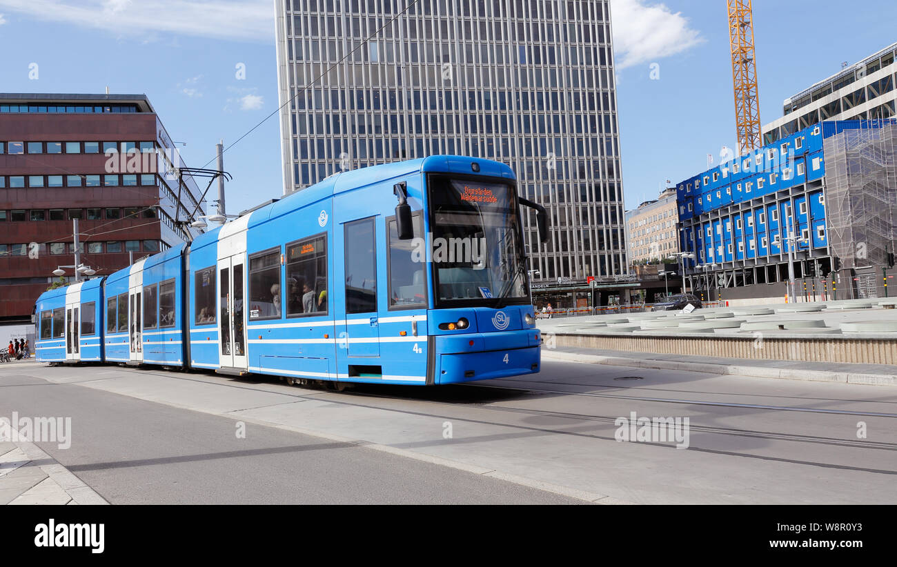 Stockholm, Schweden - 10. Juni 2019: moderner knickgelenkter Straßenbahn im Service auf Linie für SL öffentliche Verkehrsmittel am Sergels Torg Square in der Innenstadt Stockfoto