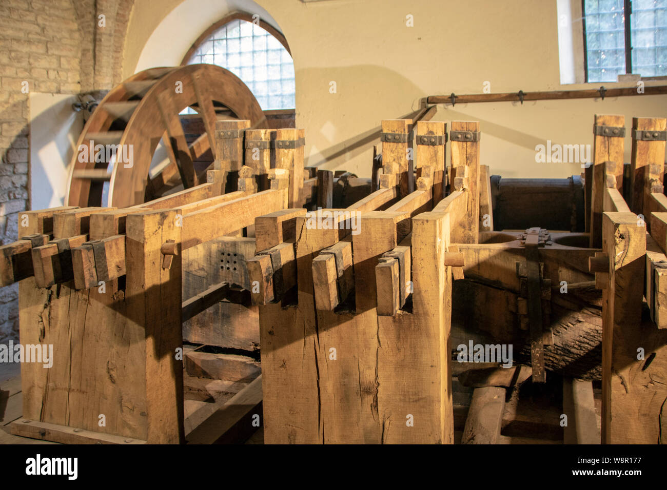 Fabriano - Italien - April 2019 - antike Papiermaschine in der Papier- und Wasserzeichen Museum von Fabriano Stockfoto