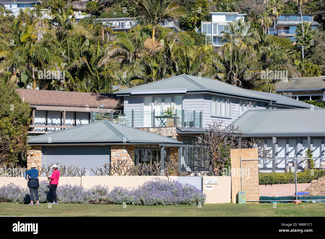 Große teure Häuser im wohlhabenden Vorort am Strand von Palm beach, Sydney, New South Wales, Australien Stockfoto