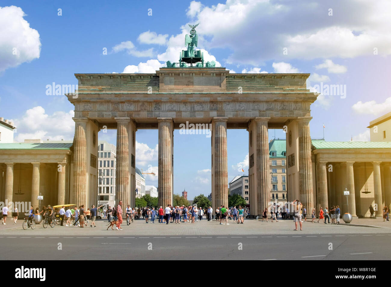 Berlin, Deutschland - Juni, 2019: die Menschen auf der Straße im Brandenburger Tor auf Sommer Tag in Berlin, Deutschland Stockfoto