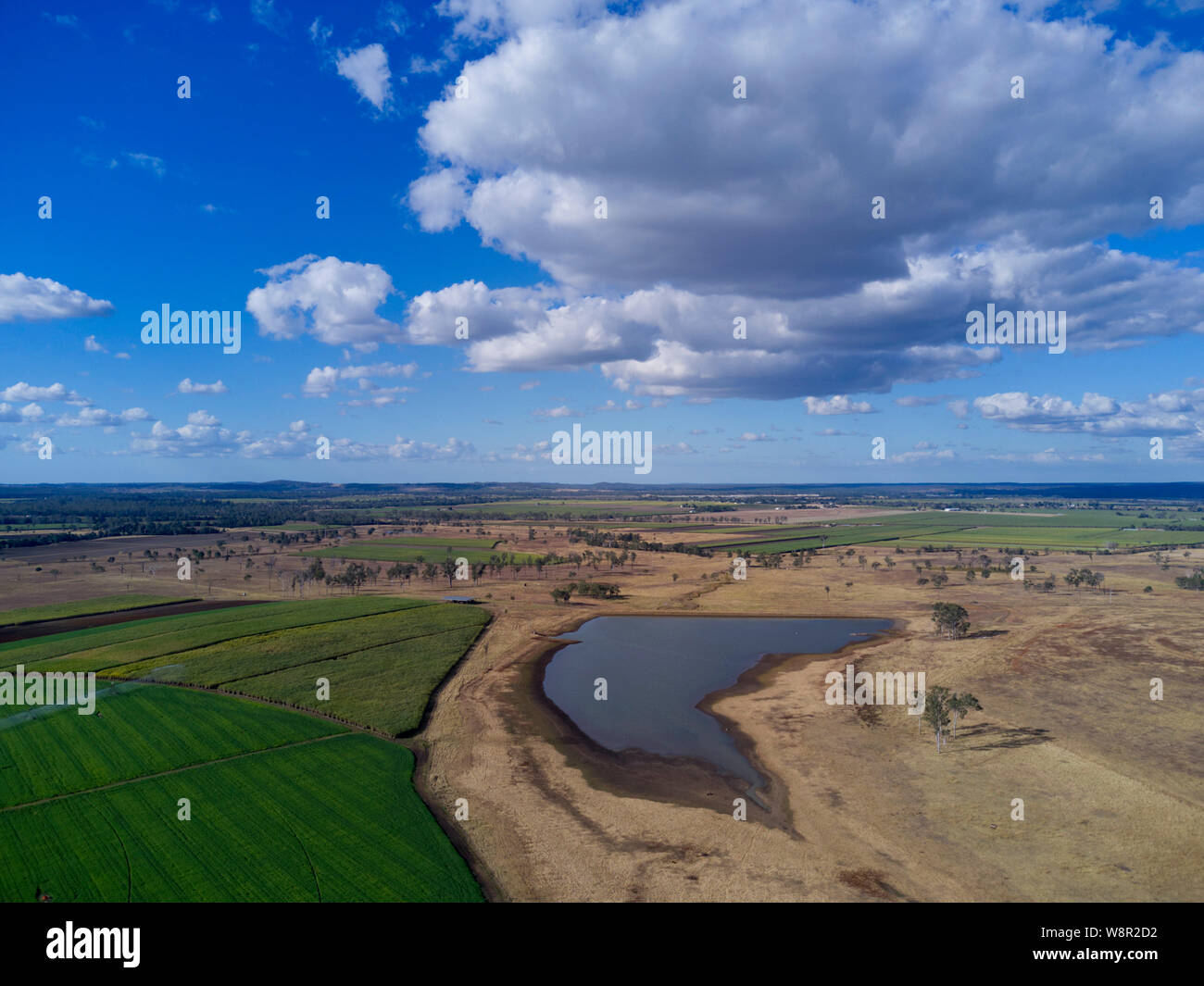 Antenne von Luzern Erntegut mit einem Rahmengelenk Bewässerungssystem und in der Nähe Wasser Lagerung mit den umliegenden Dürre gewachsen betroffenen Landschaft im Cont. Stockfoto