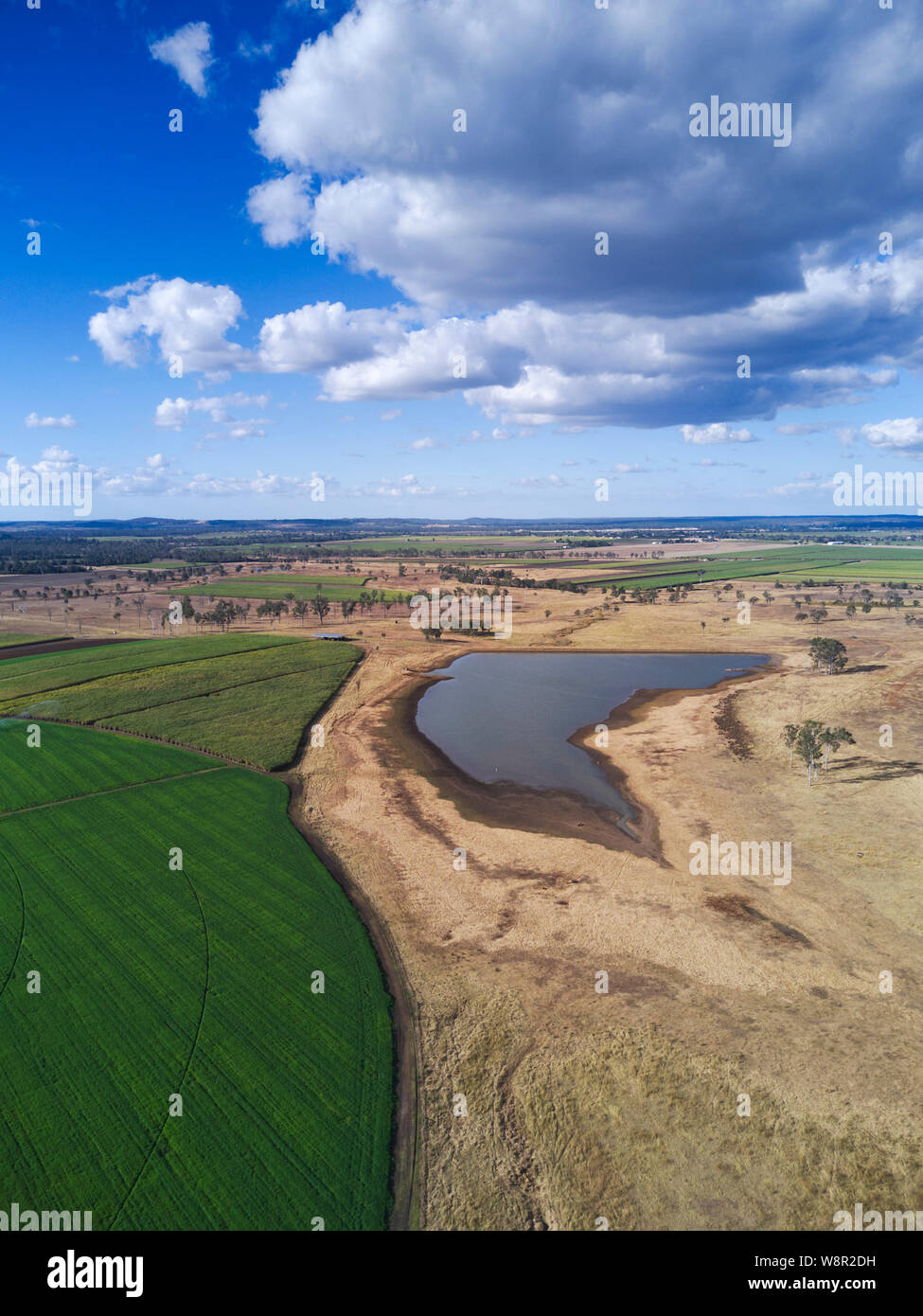 Antenne von Luzern Erntegut mit einem Rahmengelenk Bewässerungssystem und in der Nähe Wasser Lagerung mit den umliegenden Dürre gewachsen betroffenen Landschaft im Cont. Stockfoto