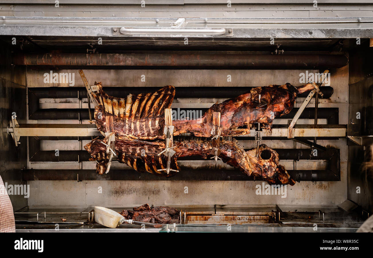 Rindfleisch am Spieß braten auf einem Markt zu verkaufen Stockfoto