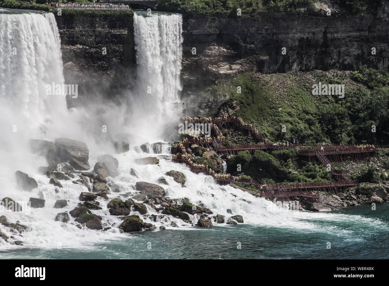 Ein Besuch der Niagarafälle, American Falls und Horseshoe Falls in Niagara Falls, Ontario, Kanada, American Falls mit Bridal Veil dargestellt Stockfoto