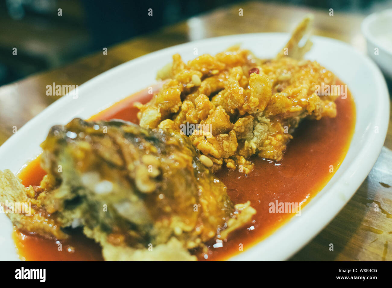Shanghai Eichhörnchen gebratenen Fisch, einen gemeinsamen chinesischen Gericht. Frittierter Fisch mit süß-saurer Sauce. Stockfoto