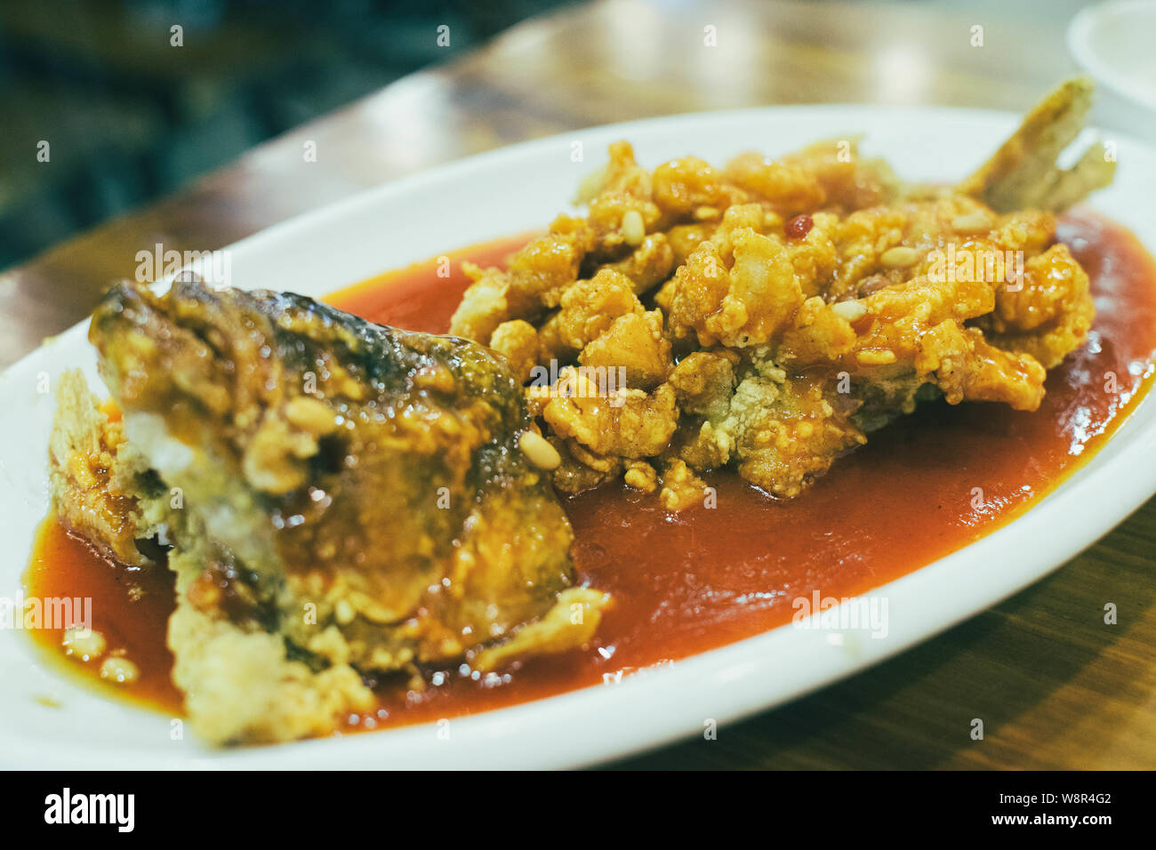 Shanghai Eichhörnchen gebratenen Fisch, einen gemeinsamen chinesischen Gericht. Frittierter Fisch mit süß-saurer Sauce. Stockfoto