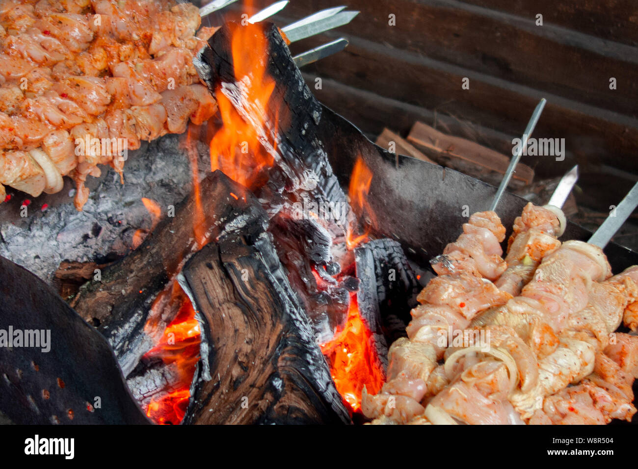 Fleischspiesse Grillen Schwein Oder Rind Sind Auf Offenem Feuer Gebraten Grill Kuche Party Close Up Bild Kebab Oder Schaschlik Kochen Auf Spuckt Stockfotografie Alamy