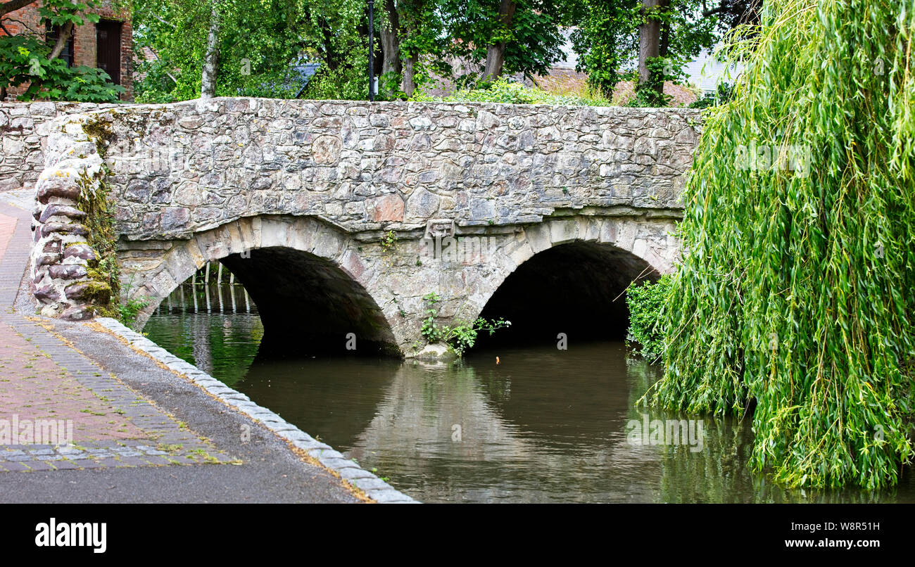 Alte Brücke über die Mühle Stream, Christchurch, Dorset, England, UK. Stockfoto