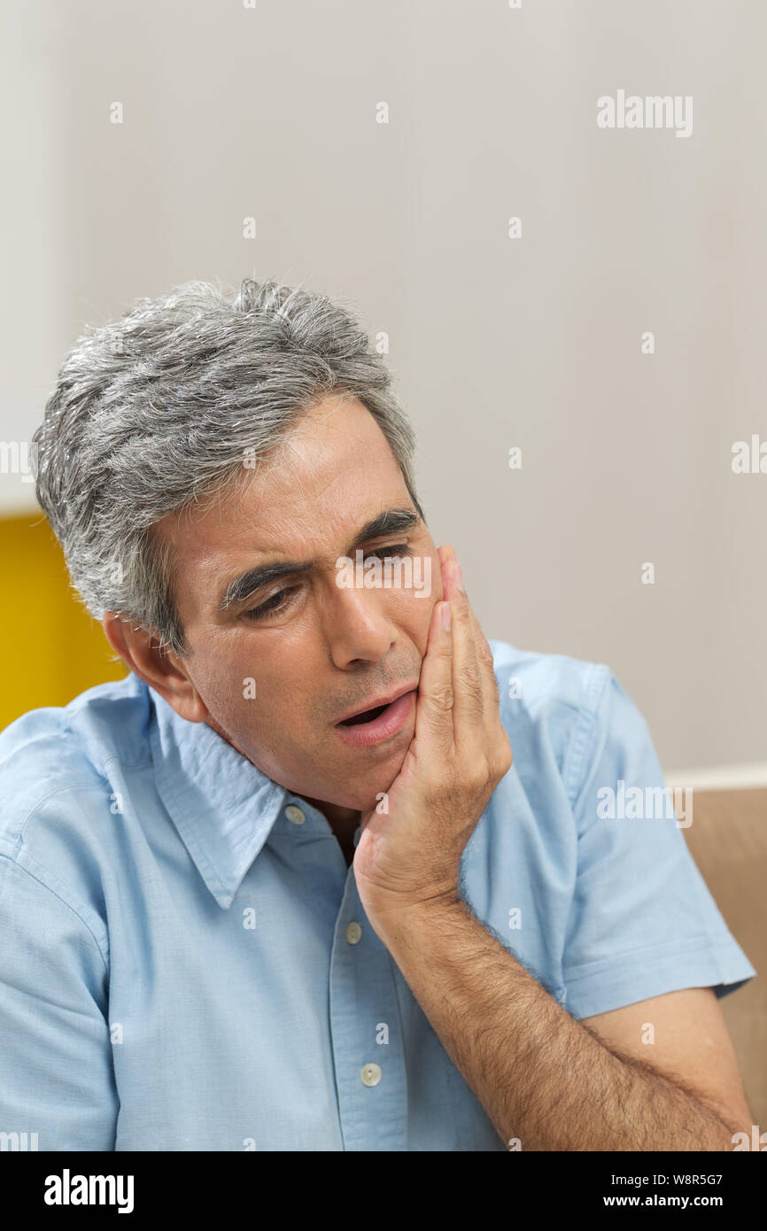 Älterer Mann mit Zahnschmerzen Stockfoto