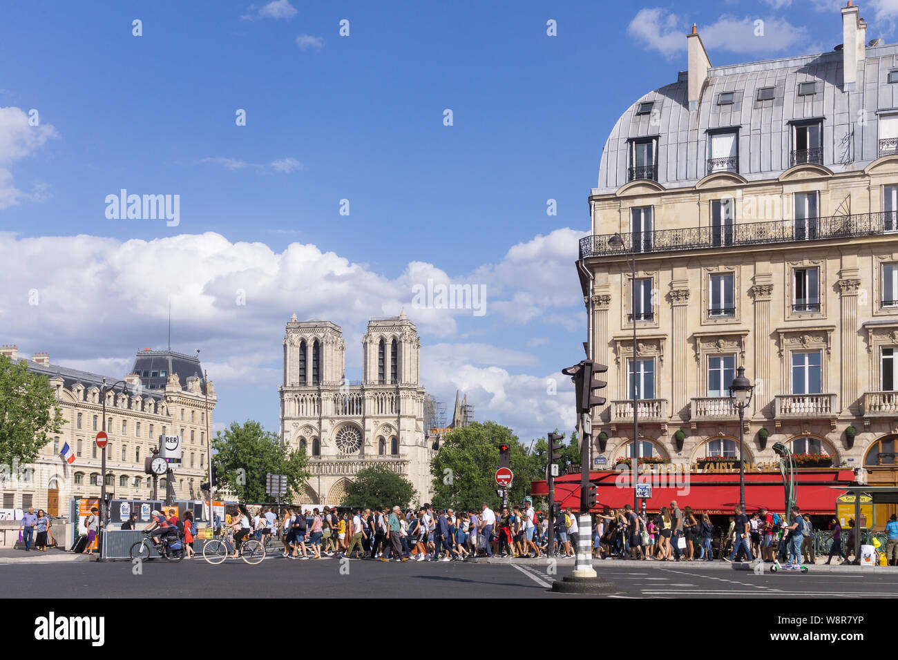 Paris Place Saint Michel auf der sonnigen Nachmittag mit Blick auf die Kathedrale Notre Dame. Frankreich, Europa. Stockfoto