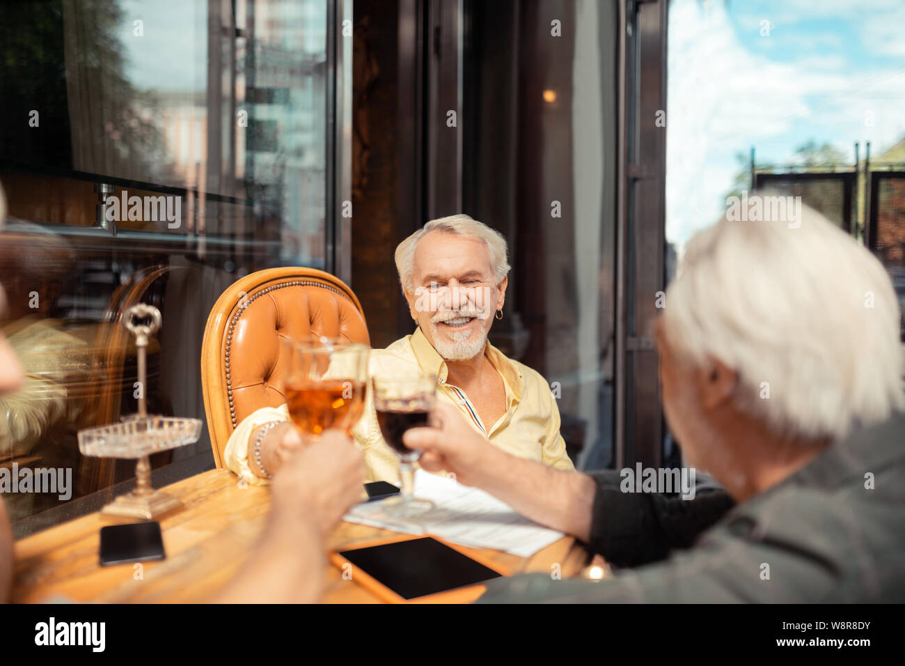 Männer feiern ihren Ruhestand beim Trinken von Alkohol Stockfoto