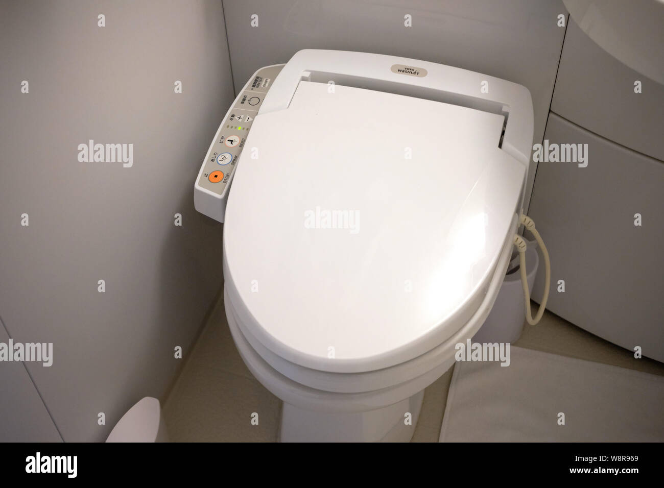Tokio/Japan, 31. Juli 2019: Eine automatisierte WC im Badezimmer in Japan. Stockfoto