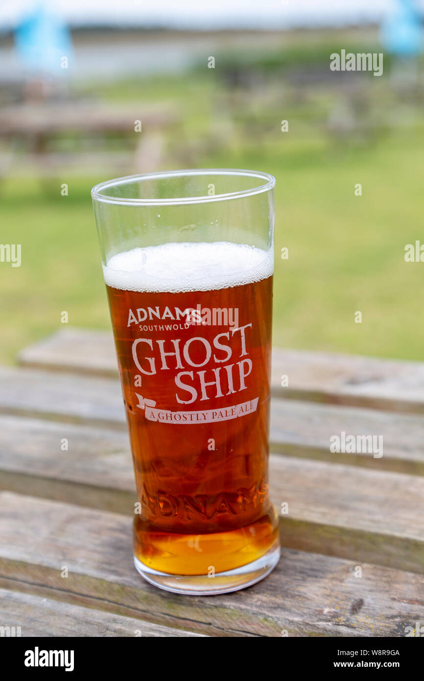Ein pint Glas Adnams Ghost Ship Pale Ale Bier auf pub Gartentisch, Suffolk, England, Großbritannien Stockfoto