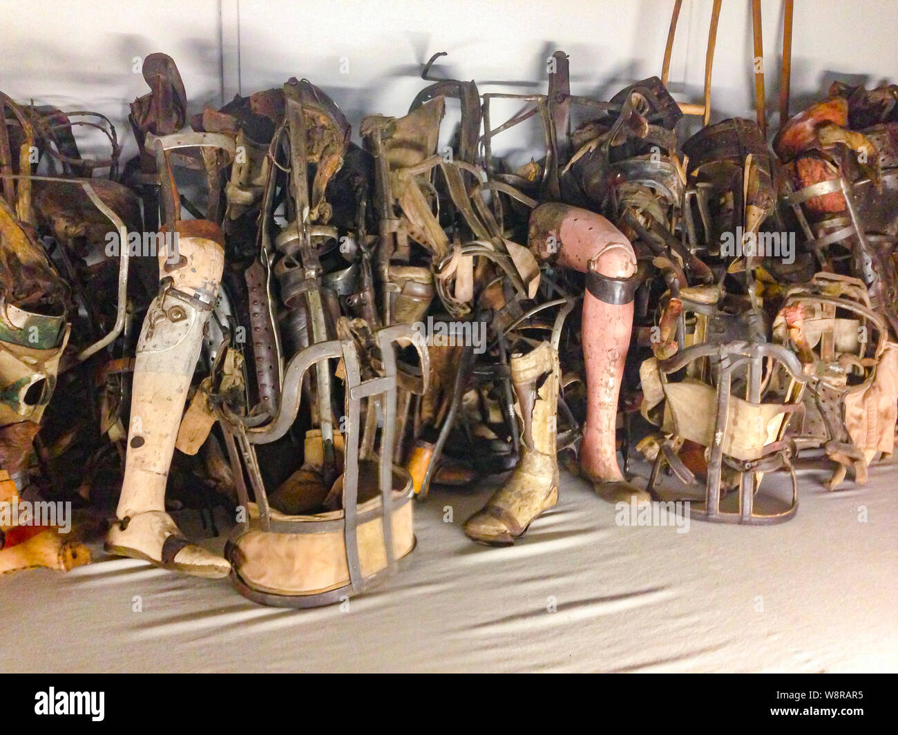 Auschwitz, Polen: Juni 09, 2015. Stapel der Prothese in das Museum von Auschwitz Stockfoto