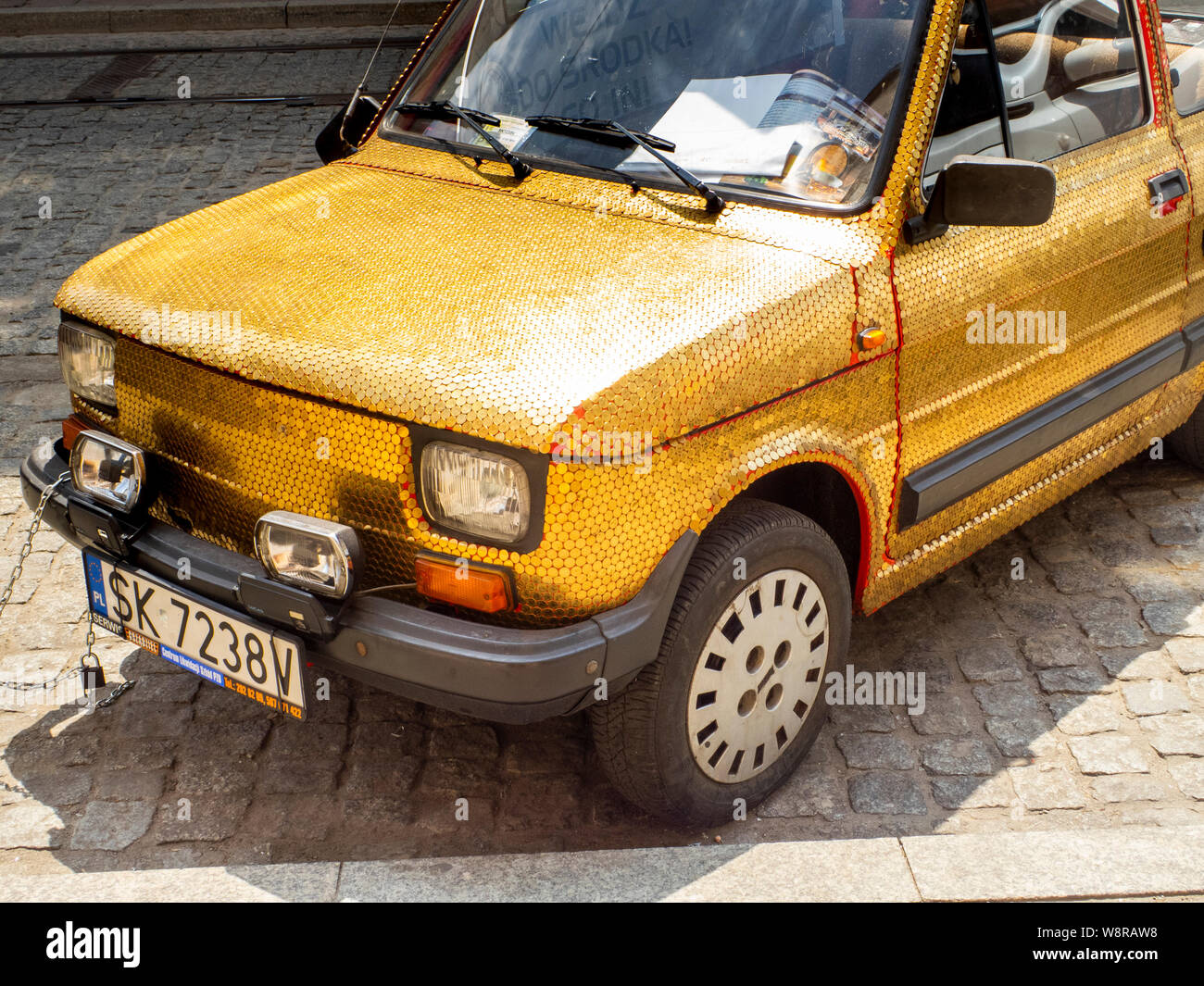 Krakau, Poland-June 10, 2015: original Oldtimer mit goldenen Münzen auf die Karosserie und Auto Body geklebt Stockfoto