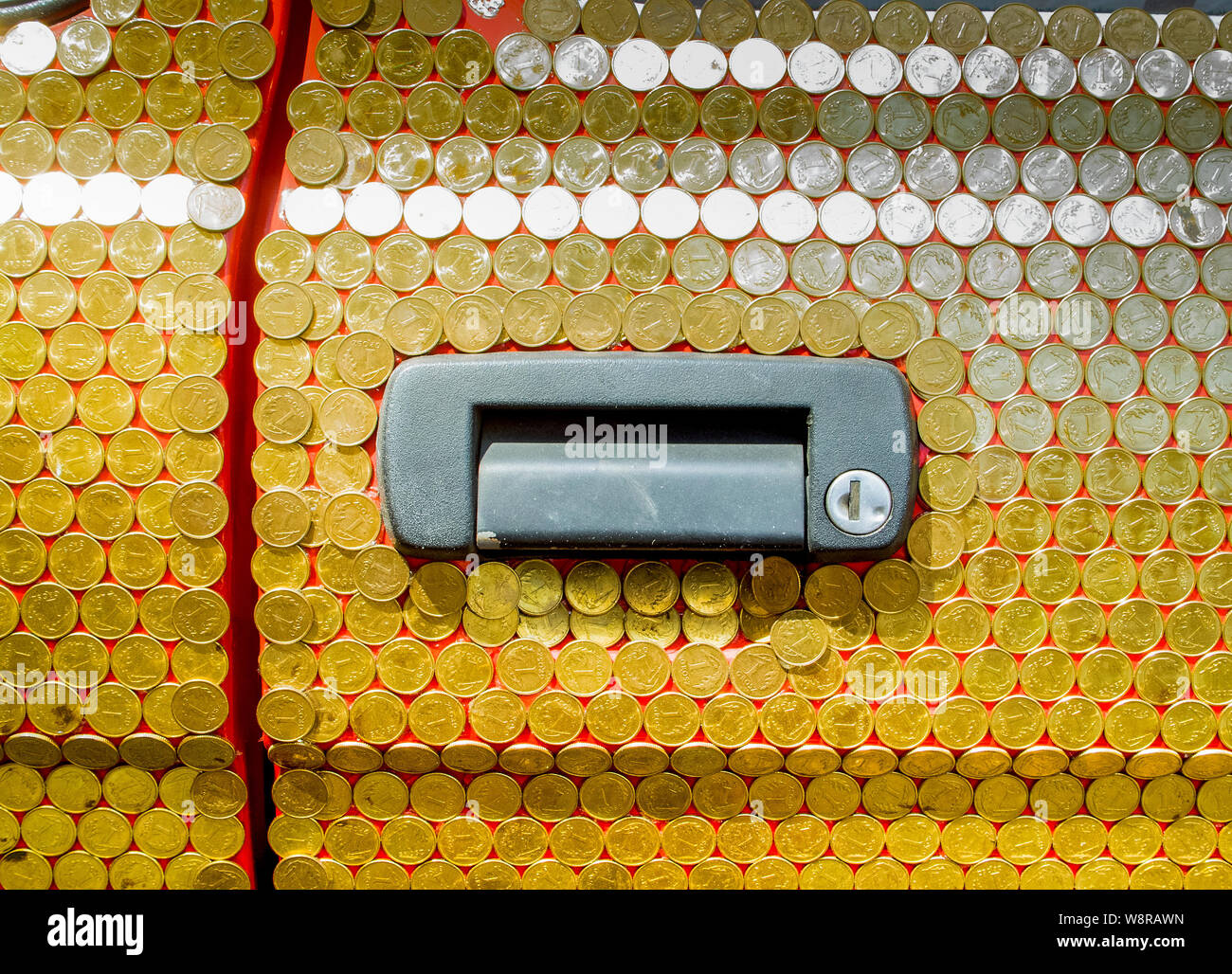 Krakau, Poland-June 10, 2015: original Oldtimer mit goldenen Münzen auf die Karosserie und Auto Body geklebt Stockfoto