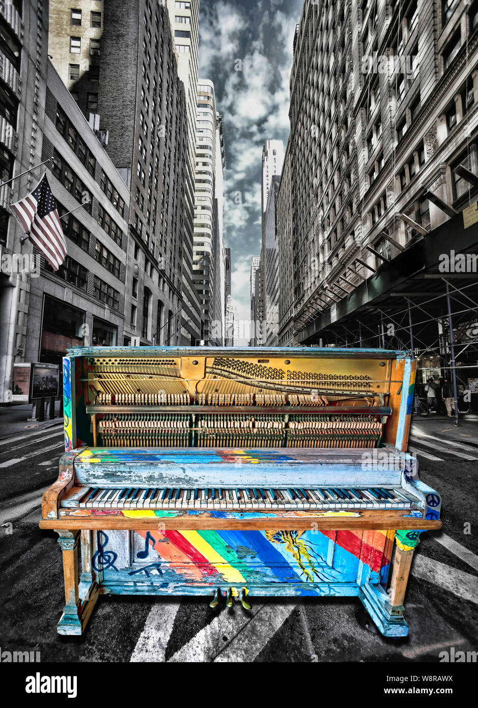 Surreale Alte bemalte bis Jazz Piano auf Downtown befahrene Straße. Stockfoto
