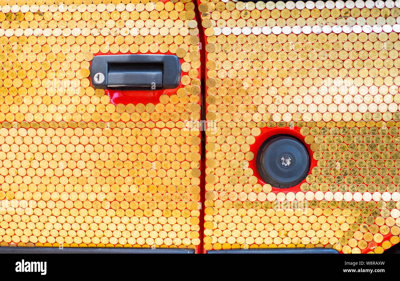 Krakau, Poland-June 10, 2015: original Oldtimer mit goldenen Münzen auf die Karosserie und Auto Body geklebt Stockfoto